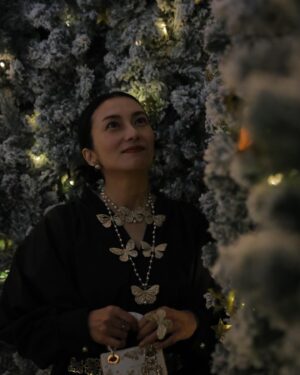Ko Shibasaki Instagram - 🎄ホリデーシーズン🎄
六本木ヒルズアリーナに12/1から期間限定オープン✨

クリスチャン・ディオールが愛した、パリのチュイルリーガーデンをテーマにした「GARDEN OF DREAMS -ガーデン オブ ドリームズ-」🌹

素敵空間過ぎて、良い香りまでして、終始ときめいてしまった🥹💖 J'aime cela😻

#DREAMINDIOR
#DIORHOLIDAYS
#SupportedByDior
#ガーデンオブドリームズ
#ディオールファインジュエリー