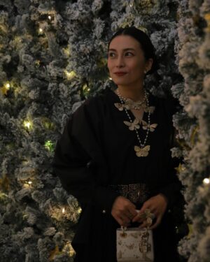Ko Shibasaki Instagram - 🎄ホリデーシーズン🎄
六本木ヒルズアリーナに12/1から期間限定オープン✨

クリスチャン・ディオールが愛した、パリのチュイルリーガーデンをテーマにした「GARDEN OF DREAMS -ガーデン オブ ドリームズ-」🌹

素敵空間過ぎて、良い香りまでして、終始ときめいてしまった🥹💖 J'aime cela😻

#DREAMINDIOR
#DIORHOLIDAYS
#SupportedByDior
#ガーデンオブドリームズ
#ディオールファインジュエリー