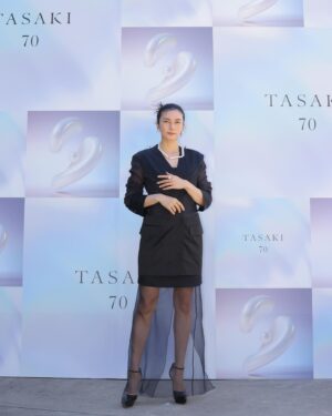 Ko Shibasaki Instagram - ブランド創業70周年を迎えるTASAKIのイベントに参加致しました💎

70周年を冠して作られた7連パール×ダイヤモンドのジュエリーは、パールの優美さや品格とともに直線的なエッジが効いていて、INDIPENDENT WOMANを彷彿とさせます。

私も、品格としなやかさそして自分らしさを持ち合わせた人でありたい💍

また会場にはTASAKIのジュエリーモチーフを取り入れたスニーカーやアイウェアなどとともに日本発ブランドとのコラボレーション商品も展示されています⛓️

TASAKI70周年アニバーサリーエキシビション「FLOATING SHELL(フローティング シェル)」
2024年4月26日(金)から5月12日(日)まで開催🌱

#TASAKI
#pr
#supportedbytasaki
#indipendntwoman 
#jewelry