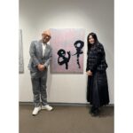 Ko Shibasaki Instagram – Maayaさんの作品には愛が詰まっていて、大好き。

今回はさらにパワーアップしていた。

そして、優しい。

一日限りの銀座・ギャラリー和田さんでの個展。
昨年の私のコンサートにいらしていただいたこともあり、ご挨拶をと思い個展に伺いました。

なんだかギャラリーに入った途端Maayaさんのお人柄もありますが、以前にも増して健やかで優しく包み込むような空気がそこにあった。
触発され、ウキウキするような幸福感が湧き上がってきた。

お嫁入りしてもらうからには、
お部屋のお掃除に一層気合いが入る☺️

大河ドラマ「おんな城主直虎」からのご縁がこのように続いていることが、嬉しいです☺️✨

次はBordeauxに遊びに行くぞ~🏃‍♀️

@maayawakasugi 

#インスピレーション
#artを寝室に
#いよいよもうすぐ春の東京
#書道アート
#maayawakasugi
