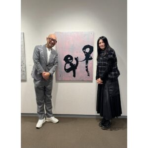 Ko Shibasaki Instagram - Maayaさんの作品には愛が詰まっていて、大好き。

今回はさらにパワーアップしていた。

そして、優しい。

一日限りの銀座・ギャラリー和田さんでの個展。
昨年の私のコンサートにいらしていただいたこともあり、ご挨拶をと思い個展に伺いました。

なんだかギャラリーに入った途端Maayaさんのお人柄もありますが、以前にも増して健やかで優しく包み込むような空気がそこにあった。
触発され、ウキウキするような幸福感が湧き上がってきた。

お嫁入りしてもらうからには、
お部屋のお掃除に一層気合いが入る☺️

大河ドラマ「おんな城主直虎」からのご縁がこのように続いていることが、嬉しいです☺️✨

次はBordeauxに遊びに行くぞ~🏃‍♀️

@maayawakasugi 

#インスピレーション
#artを寝室に
#いよいよもうすぐ春の東京
#書道アート
#maayawakasugi