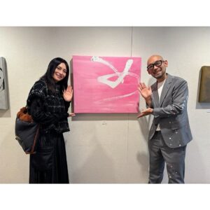 Ko Shibasaki Instagram - Maayaさんの作品には愛が詰まっていて、大好き。

今回はさらにパワーアップしていた。

そして、優しい。

一日限りの銀座・ギャラリー和田さんでの個展。
昨年の私のコンサートにいらしていただいたこともあり、ご挨拶をと思い個展に伺いました。

なんだかギャラリーに入った途端Maayaさんのお人柄もありますが、以前にも増して健やかで優しく包み込むような空気がそこにあった。
触発され、ウキウキするような幸福感が湧き上がってきた。

お嫁入りしてもらうからには、
お部屋のお掃除に一層気合いが入る☺️

大河ドラマ「おんな城主直虎」からのご縁がこのように続いていることが、嬉しいです☺️✨

次はBordeauxに遊びに行くぞ~🏃‍♀️

@maayawakasugi 

#インスピレーション
#artを寝室に
#いよいよもうすぐ春の東京
#書道アート
#maayawakasugi