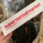 Ko Shibasaki Instagram - 出不精な私ですが、 渋谷北谷公園で行われているエシカルマルシェ内、 環境活動家・深本南さんプロデュースの『SUPER NORMAL MARKET』にひっそりと足を運びました☘️ 深本南さんにはごく当たり前の常識。 他の人からすると、新常識となるかもな商品ラインナップ。 胡麻は、貴重な国産。 多分今までにないくらい一粒一粒噛み締めていただくだろう。 い草のワインバッグは友人との集まりの時に🍾 これに入れて持っていこう🌱 黒文字の小枝たちは、お部屋のインテリアに購入。 和の趣が好きなのでお部屋にピッタリな予感。 おみかんは友人にもおすそ分けするのだ🍊🙌 その他マルシェでも美味しいレーズンパンをゲット🍞 お野菜やお米も売ってたよ🥕 明日も開催しているから立ち寄れる方は行ってみてね🫶 #moff2023 #Autumn #supernormalmarket #shibuyakitayapark @minami.fukamoto