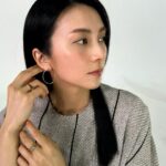 Ko Shibasaki Instagram – アンバサダーを務めさせていただいている「VI-OLA」の撮影をして参りました🏃

「美しさよ、咲け。」

すきま時間でサッと使えるスマートさなのに、
皮膚、筋肉はもちろん、皮下脂肪やリガメントにまでアプローチしてくれる…！

最近の撮影前の必須アイテムです🌷

@viola__salon.jp 
#SupportedByViola
#violasalon
