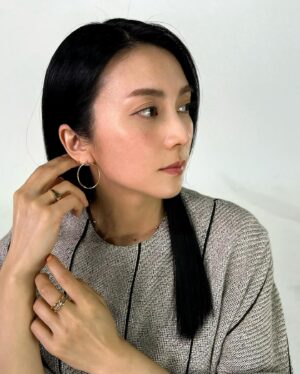 Ko Shibasaki Instagram - アンバサダーを務めさせていただいている「VI-OLA」の撮影をして参りました🏃

「美しさよ、咲け。」

すきま時間でサッと使えるスマートさなのに、
皮膚、筋肉はもちろん、皮下脂肪やリガメントにまでアプローチしてくれる…！

最近の撮影前の必須アイテムです🌷

@viola__salon.jp 
#SupportedByViola
#violasalon