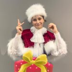 Ko Shibasaki Instagram – 街は浮き立つキラキラモードの中、
クリスマスイブに柴咲コウに会う！
という選択をしてくれてどうもありがとう🎄

ささやかですが精一杯のクリスマスイブ仕様で特別演出させていただきましたm(_ _)m

残すところあと一公演、ラストは浜松の地にて。
27日に浜松でお会いしましょう。

#ActorsTheBest
#LIVETOUR2023
#happyholidays
#christmaseve2023
#ささやかながら　　
#お納めください