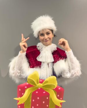 Ko Shibasaki Instagram - 街は浮き立つキラキラモードの中、
クリスマスイブに柴咲コウに会う！
という選択をしてくれてどうもありがとう🎄

ささやかですが精一杯のクリスマスイブ仕様で特別演出させていただきましたm(_ _)m

残すところあと一公演、ラストは浜松の地にて。
27日に浜松でお会いしましょう。

#ActorsTheBest
#LIVETOUR2023
#happyholidays
#christmaseve2023
#ささやかながら　　
#お納めください