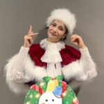 Ko Shibasaki Instagram – 街は浮き立つキラキラモードの中、
クリスマスイブに柴咲コウに会う！
という選択をしてくれてどうもありがとう🎄

ささやかですが精一杯のクリスマスイブ仕様で特別演出させていただきましたm(_ _)m

残すところあと一公演、ラストは浜松の地にて。
27日に浜松でお会いしましょう。

#ActorsTheBest
#LIVETOUR2023
#happyholidays
#christmaseve2023
#ささやかながら　　
#お納めください
