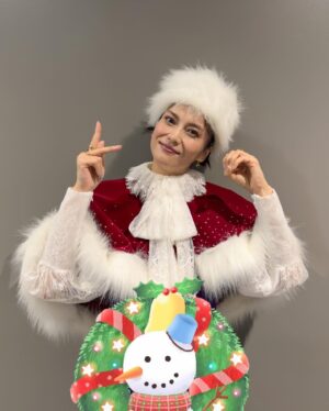 Ko Shibasaki Instagram - 街は浮き立つキラキラモードの中、
クリスマスイブに柴咲コウに会う！
という選択をしてくれてどうもありがとう🎄

ささやかですが精一杯のクリスマスイブ仕様で特別演出させていただきましたm(_ _)m

残すところあと一公演、ラストは浜松の地にて。
27日に浜松でお会いしましょう。

#ActorsTheBest
#LIVETOUR2023
#happyholidays
#christmaseve2023
#ささやかながら　　
#お納めください
