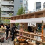 Ko Shibasaki Instagram - 出不精な私ですが、 渋谷北谷公園で行われているエシカルマルシェ内、 環境活動家・深本南さんプロデュースの『SUPER NORMAL MARKET』にひっそりと足を運びました☘️ 深本南さんにはごく当たり前の常識。 他の人からすると、新常識となるかもな商品ラインナップ。 胡麻は、貴重な国産。 多分今までにないくらい一粒一粒噛み締めていただくだろう。 い草のワインバッグは友人との集まりの時に🍾 これに入れて持っていこう🌱 黒文字の小枝たちは、お部屋のインテリアに購入。 和の趣が好きなのでお部屋にピッタリな予感。 おみかんは友人にもおすそ分けするのだ🍊🙌 その他マルシェでも美味しいレーズンパンをゲット🍞 お野菜やお米も売ってたよ🥕 明日も開催しているから立ち寄れる方は行ってみてね🫶 #moff2023 #Autumn #supernormalmarket #shibuyakitayapark @minami.fukamoto