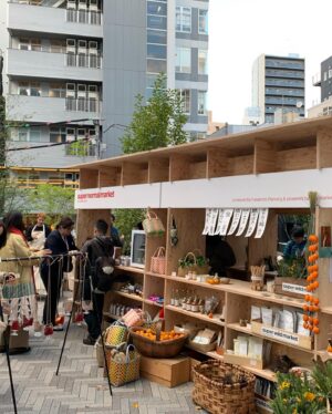 Ko Shibasaki Instagram - 出不精な私ですが、
渋谷北谷公園で行われているエシカルマルシェ内、
環境活動家・深本南さんプロデュースの『SUPER NORMAL MARKET』にひっそりと足を運びました☘️

深本南さんにはごく当たり前の常識。
他の人からすると、新常識となるかもな商品ラインナップ。

胡麻は、貴重な国産。
多分今までにないくらい一粒一粒噛み締めていただくだろう。

い草のワインバッグは友人との集まりの時に🍾
これに入れて持っていこう🌱

黒文字の小枝たちは、お部屋のインテリアに購入。
和の趣が好きなのでお部屋にピッタリな予感。

おみかんは友人にもおすそ分けするのだ🍊🙌

その他マルシェでも美味しいレーズンパンをゲット🍞
お野菜やお米も売ってたよ🥕

明日も開催しているから立ち寄れる方は行ってみてね🫶

#moff2023 
#Autumn
#supernormalmarket 
#shibuyakitayapark 
@minami.fukamoto
