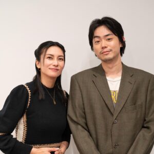 Ko Shibasaki Instagram - インスタライブwith菅田将暉さん🎉
ご覧いただいた方ありがとう✨
俳優としても歌い手としても活動する者同士、話は尽きず！
聞き上手&話し上手な菅田っち、
今年いろいろと関われてインスタライブにまで出てくれて本当にありがとう😻

NEWアルバム『Actor's the best ~ melodies of screens~』11/29発売💿

今日を励みに、12月から始まるツアーに全力注ぎます❤️‍🔥

#菅田将暉
#柴咲コウ
#音楽と俳優
#俳優フェス改めクリエイターフェスを実現する
#ただのアクターと言う勿れ
#actorsthebest