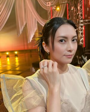 Ko Shibasaki Instagram - 📍本日12/16 21:00〜 
NHK 『THE COVERS』に出演・歌唱します🎤

柴咲コウ アニバーサリーSP🎉
21:00〜　NHK_BSP4Kにて放送

最新アルバム「ACTOR'S THE BEST」の中から3曲歌うのでぜひ聴いてください。

#covers
#actorsthebest
#カバーズ
#アニバーサリー
#少しむくんでいるようだ