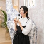Ko Shibasaki Instagram - 「LE JARDIN DIORIVIERA -ル ジャルダン ディオリビエラ-」ポップアップに行ってきました🌷 ライフスタイルを香りで彩るメゾン クリスチャン ディオールから新作の香水 “ディオリビエラ” が登場。 私好みのローズ×いちじくのグリーンな香りは、ひとたび香れば南仏のリゾートを訪れたかのようなリフレッシュした感覚に🌴 香りで気分が一変するからふしぎ。 バカンスに、、行きたいなぁ🍹 南仏に思いを馳せて、この香りを纏いながら昼寝でもしてみよう💭 #前髪伸ばし中 #dioriviera #diormakeup #dior #christiandior #メゾンクリスチャンディオール #ルジャルダンディオリビエラ #ディオールファインジュエリー #LEJARDINDIORIVIERA  #SUPPORTEDBYDIOR