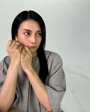 Ko Shibasaki Instagram - アンバサダーを務めさせていただいている「VI-OLA」の撮影をして参りました🏃

「美しさよ、咲け。」

すきま時間でサッと使えるスマートさなのに、
皮膚、筋肉はもちろん、皮下脂肪やリガメントにまでアプローチしてくれる…！

最近の撮影前の必須アイテムです🌷

@viola__salon.jp 
#SupportedByViola
#violasalon
