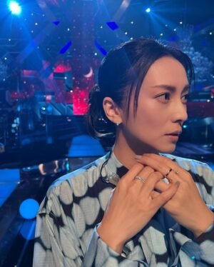 Ko Shibasaki Instagram - 『FNS歌謡祭2023 第1夜』

月のしずく
瞳をとじて

歌唱
ありがとうございましたっ♡

#fns歌謡祭2023
#世界の中心で愛をさけぶ 
#瞳をとじて
#月のしずく
#12月9日からライブツアー開催
#もうすぐだ
#羽根　🪶
