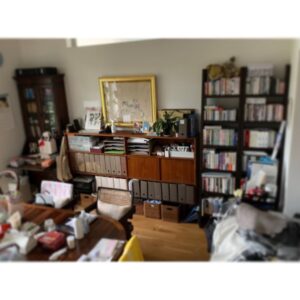Ko Shibasaki Instagram - ミュージックフェアご覧くださった方ありがとうございました♪
お話の中の写真カットされてたのでこちらで載せます📷

ついでに追加して1枚目のチェストは、パリの蚤の市で出逢った、信じられない価格💶のもの🤑
うそでしょ？ってくらい、お値段以上過ぎる素敵な出逢いでした。
2枚目は @area_tokyo さんで作っていただいた造作家具💖 なんとも麗しい壁面に仕上がりました。

beforeの写真もカオスですが載せます🤭

#インテリア
#ととのえる
#おうちだいすき
#インテリア大好き
#カオスもまた好き
#パリのお買い物
#運命の出逢い
#ActorsTheBest
#柴咲コウ