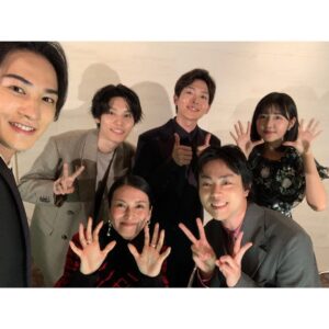 Ko Shibasaki Instagram - 映画 #ミステリと言う勿れ
本日公開🎊

素敵な方々とお芝居できて幸せでした！
ぜひ劇場でご覧ください🎞️🩵

#舞台挨拶の皆の話が面白すぎて
#最後主演様と素で話し込んでしまいました
@not_mystery_not