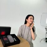 Ko Shibasaki Instagram - アンバサダーを務めさせていただいている「VI-OLA」の撮影をして参りました🏃 「美しさよ、咲け。」 すきま時間でサッと使えるスマートさなのに、 皮膚、筋肉はもちろん、皮下脂肪やリガメントにまでアプローチしてくれる…！ 最近の撮影前の必須アイテムです🌷 @viola__salon.jp #SupportedByViola #violasalon