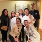 Ko Shibasaki Instagram - 夢のようなひととき Parisの『茶懐石 秋吉』に初訪問しました。 お店に入ってすぐ、佇まいをすっと直したくなるような雰囲気に包まれ、不思議と心の充足を感じました。 神聖な場所へ足を踏み入れたような感覚。 (…お料理の写真は許可をとり撮らせていただけたので、また別でご紹介します。) 茶懐石にParisで出逢えるなんて！と驚きと感動に包まれていましたら、 なにやら一層輝くオーラを解き放つ方々が同空間にいらっしゃる… パリ在住の中村江里子さんとCharles-Edouard Barthes(シャルル・エドゥアール・バルト)ご夫妻でした。 お店を出る前に勇気を出して挨拶してみよう！とお声かけさせてもらいましたら、 とてもとても気さくにお話ししてくださり、さいごにはみんなで記念写真を撮ろうということにまでなり、ご覧のとおり笑顔咲くひとときとなりました。 …みなさんの気さくさが楽しくて嬉しくて、私は笑みが止まらなくなってしまいました。 Parisに来てそろそろと日が経ち、すべきことへ集中する日々の中。 このようなご縁に触れ、本当に嬉しかったです。 素晴らしい茶懐石と、 素晴らしい一期一会。 ありがとうございます。 また改めて、詳しくblogに綴りたいと思います。 Like a dream 💭 It’s my first visit to CHAKAISEKI AKIYOSHI in Paris. It’s like a sacret space. We had a great time as you see😌 It’s not coincidence. #懐石料理 #Kaiseki #cuisine #至福の時 #koinparis #茶懐石秋吉 #パリ滞在 #旅するように暮らす #暮らすように旅する