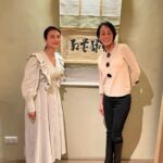 Ko Shibasaki Instagram - 夢のようなひととき Parisの『茶懐石 秋吉』に初訪問しました。 お店に入ってすぐ、佇まいをすっと直したくなるような雰囲気に包まれ、不思議と心の充足を感じました。 神聖な場所へ足を踏み入れたような感覚。 (…お料理の写真は許可をとり撮らせていただけたので、また別でご紹介します。) 茶懐石にParisで出逢えるなんて！と驚きと感動に包まれていましたら、 なにやら一層輝くオーラを解き放つ方々が同空間にいらっしゃる… パリ在住の中村江里子さんとCharles-Edouard Barthes(シャルル・エドゥアール・バルト)ご夫妻でした。 お店を出る前に勇気を出して挨拶してみよう！とお声かけさせてもらいましたら、 とてもとても気さくにお話ししてくださり、さいごにはみんなで記念写真を撮ろうということにまでなり、ご覧のとおり笑顔咲くひとときとなりました。 …みなさんの気さくさが楽しくて嬉しくて、私は笑みが止まらなくなってしまいました。 Parisに来てそろそろと日が経ち、すべきことへ集中する日々の中。 このようなご縁に触れ、本当に嬉しかったです。 素晴らしい茶懐石と、 素晴らしい一期一会。 ありがとうございます。 また改めて、詳しくblogに綴りたいと思います。 Like a dream 💭 It’s my first visit to CHAKAISEKI AKIYOSHI in Paris. It’s like a sacret space. We had a great time as you see😌 It’s not coincidence. #懐石料理 #Kaiseki #cuisine #至福の時 #koinparis #茶懐石秋吉 #パリ滞在 #旅するように暮らす #暮らすように旅する