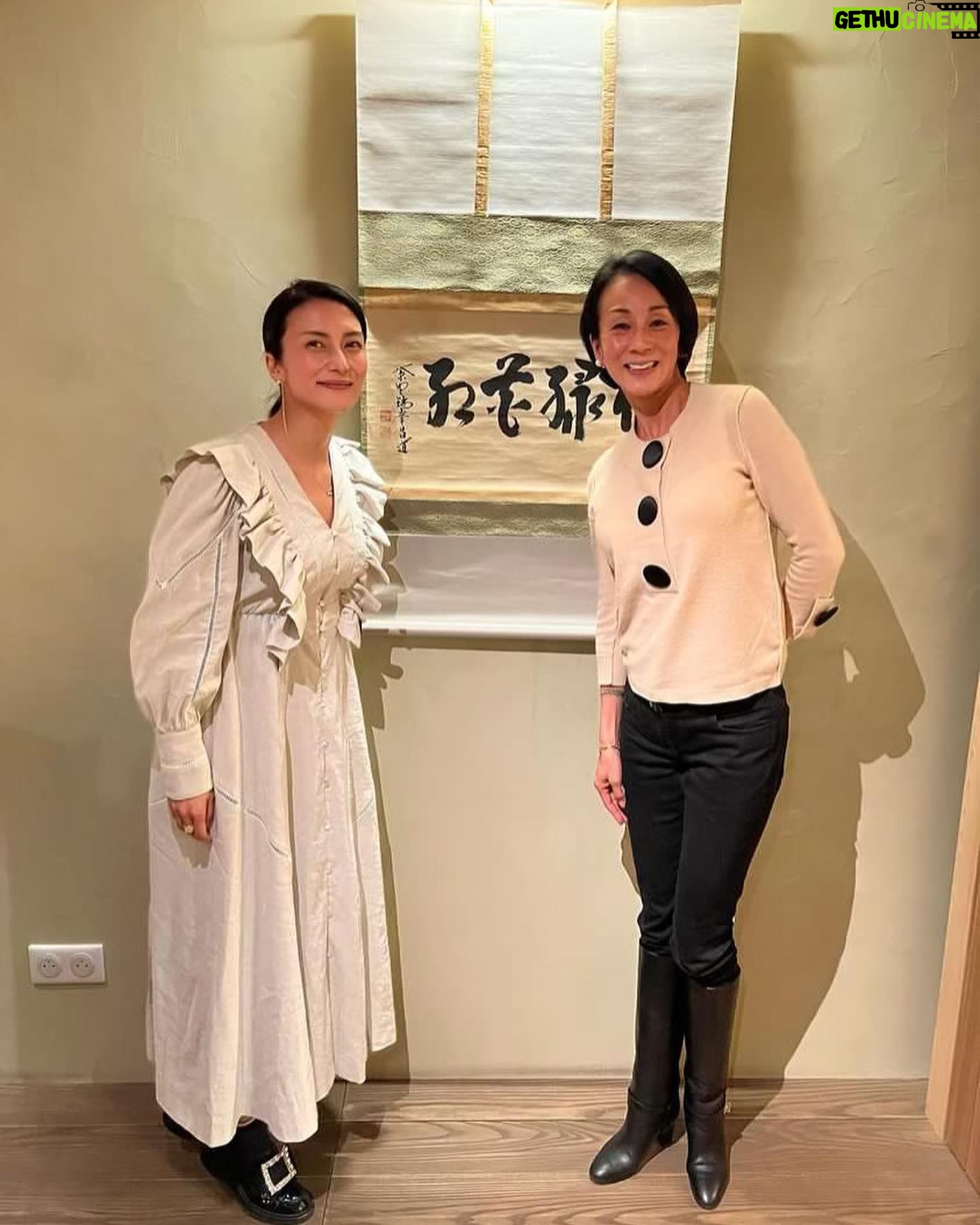 Ko Shibasaki Instagram - 夢のようなひととき Parisの『茶懐石 秋吉』に初訪問しました。 お店に入ってすぐ、佇まいをすっと直したくなるような雰囲気に包まれ、不思議と心の充足を感じました。 神聖な場所へ足を踏み入れたような感覚。 (…お料理の写真は許可をとり撮らせていただけたので、また別でご紹介します。) 茶懐石にParisで出逢えるなんて!と驚きと感動に包まれていましたら、 なにやら一層輝くオーラを解き放つ方々が同空間にいらっしゃる… パリ在住の中村江里子さんとCharles-Edouard Barthes(シャルル・エドゥアール・バルト)ご夫妻でした。 お店を出る前に勇気を出して挨拶してみよう!とお声かけさせてもらいましたら、 とてもとても気さくにお話ししてくださり、さいごにはみんなで記念写真を撮ろうということにまでなり、ご覧のとおり笑顔咲くひとときとなりました。 …みなさんの気さくさが楽しくて嬉しくて、私は笑みが止まらなくなってしまいました。 Parisに来てそろそろと日が経ち、すべきことへ集中する日々の中。 このようなご縁に触れ、本当に嬉しかったです。 素晴らしい茶懐石と、 素晴らしい一期一会。 ありがとうございます。 また改めて、詳しくblogに綴りたいと思います。 Like a dream 💭 It’s my first visit to CHAKAISEKI AKIYOSHI in Paris. It’s like a sacret space. We had a great time as you see😌 It’s not coincidence. #懐石料理 #Kaiseki #cuisine #至福の時 #koinparis #茶懐石秋吉 #パリ滞在 #旅するように暮らす #暮らすように旅する