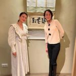 Ko Shibasaki Instagram - 夢のようなひととき Parisの『茶懐石 秋吉』に初訪問しました。 お店に入ってすぐ、佇まいをすっと直したくなるような雰囲気に包まれ、不思議と心の充足を感じました。 神聖な場所へ足を踏み入れたような感覚。 (…お料理の写真は許可をとり撮らせていただけたので、また別でご紹介します。) 茶懐石にParisで出逢えるなんて！と驚きと感動に包まれていましたら、 なにやら一層輝くオーラを解き放つ方々が同空間にいらっしゃる… パリ在住の中村江里子さんとCharles-Edouard Barthes(シャルル・エドゥアール・バルト)ご夫妻でした。 お店を出る前に勇気を出して挨拶してみよう！とお声かけさせてもらいましたら、 とてもとても気さくにお話ししてくださり、さいごにはみんなで記念写真を撮ろうということにまでなり、ご覧のとおり笑顔咲くひとときとなりました。 …みなさんの気さくさが楽しくて嬉しくて、私は笑みが止まらなくなってしまいました。 Parisに来てそろそろと日が経ち、すべきことへ集中する日々の中。 このようなご縁に触れ、本当に嬉しかったです。 素晴らしい茶懐石と、 素晴らしい一期一会。 ありがとうございます。 また改めて、詳しくblogに綴りたいと思います。 Like a dream 💭 It’s my first visit to CHAKAISEKI AKIYOSHI in Paris. It’s like a sacret space. We had a great time as you see😌 It’s not coincidence. #懐石料理 #Kaiseki #cuisine #至福の時 #koinparis #茶懐石秋吉 #パリ滞在 #旅するように暮らす #暮らすように旅する