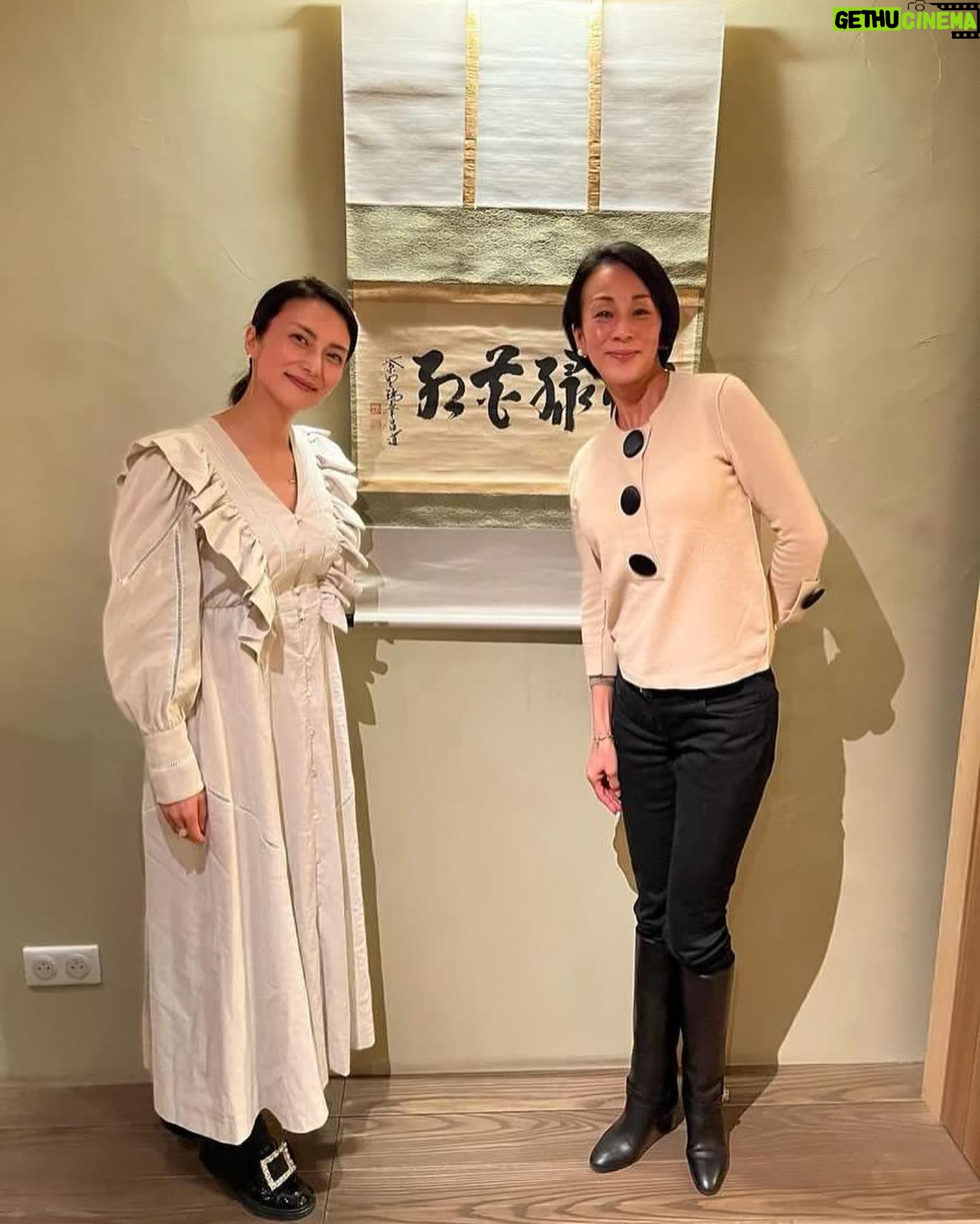Ko Shibasaki Instagram - 夢のようなひととき Parisの『茶懐石 秋吉』に初訪問しました。 お店に入ってすぐ、佇まいをすっと直したくなるような雰囲気に包まれ、不思議と心の充足を感じました。 神聖な場所へ足を踏み入れたような感覚。 (…お料理の写真は許可をとり撮らせていただけたので、また別でご紹介します。) 茶懐石にParisで出逢えるなんて!と驚きと感動に包まれていましたら、 なにやら一層輝くオーラを解き放つ方々が同空間にいらっしゃる… パリ在住の中村江里子さんとCharles-Edouard Barthes(シャルル・エドゥアール・バルト)ご夫妻でした。 お店を出る前に勇気を出して挨拶してみよう!とお声かけさせてもらいましたら、 とてもとても気さくにお話ししてくださり、さいごにはみんなで記念写真を撮ろうということにまでなり、ご覧のとおり笑顔咲くひとときとなりました。 …みなさんの気さくさが楽しくて嬉しくて、私は笑みが止まらなくなってしまいました。 Parisに来てそろそろと日が経ち、すべきことへ集中する日々の中。 このようなご縁に触れ、本当に嬉しかったです。 素晴らしい茶懐石と、 素晴らしい一期一会。 ありがとうございます。 また改めて、詳しくblogに綴りたいと思います。 Like a dream 💭 It’s my first visit to CHAKAISEKI AKIYOSHI in Paris. It’s like a sacret space. We had a great time as you see😌 It’s not coincidence. #懐石料理 #Kaiseki #cuisine #至福の時 #koinparis #茶懐石秋吉 #パリ滞在 #旅するように暮らす #暮らすように旅する