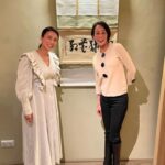 Ko Shibasaki Instagram - 夢のようなひととき Parisの『茶懐石 秋吉』に初訪問しました。 お店に入ってすぐ、佇まいをすっと直したくなるような雰囲気に包まれ、不思議と心の充足を感じました。 神聖な場所へ足を踏み入れたような感覚。 (…お料理の写真は許可をとり撮らせていただけたので、また別でご紹介します。) 茶懐石にParisで出逢えるなんて！と驚きと感動に包まれていましたら、 なにやら一層輝くオーラを解き放つ方々が同空間にいらっしゃる… パリ在住の中村江里子さんとCharles-Edouard Barthes(シャルル・エドゥアール・バルト)ご夫妻でした。 お店を出る前に勇気を出して挨拶してみよう！とお声かけさせてもらいましたら、 とてもとても気さくにお話ししてくださり、さいごにはみんなで記念写真を撮ろうということにまでなり、ご覧のとおり笑顔咲くひとときとなりました。 …みなさんの気さくさが楽しくて嬉しくて、私は笑みが止まらなくなってしまいました。 Parisに来てそろそろと日が経ち、すべきことへ集中する日々の中。 このようなご縁に触れ、本当に嬉しかったです。 素晴らしい茶懐石と、 素晴らしい一期一会。 ありがとうございます。 また改めて、詳しくblogに綴りたいと思います。 Like a dream 💭 It’s my first visit to CHAKAISEKI AKIYOSHI in Paris. It’s like a sacret space. We had a great time as you see😌 It’s not coincidence. #懐石料理 #Kaiseki #cuisine #至福の時 #koinparis #茶懐石秋吉 #パリ滞在 #旅するように暮らす #暮らすように旅する