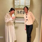 Ko Shibasaki Instagram - 夢のようなひととき Parisの『茶懐石 秋吉』に初訪問しました。 お店に入ってすぐ、佇まいをすっと直したくなるような雰囲気に包まれ、不思議と心の充足を感じました。 神聖な場所へ足を踏み入れたような感覚。 (…お料理の写真は許可をとり撮らせていただけたので、また別でご紹介します。) 茶懐石にParisで出逢えるなんて！と驚きと感動に包まれていましたら、 なにやら一層輝くオーラを解き放つ方々が同空間にいらっしゃる… パリ在住の中村江里子さんとCharles-Edouard Barthes(シャルル・エドゥアール・バルト)ご夫妻でした。 お店を出る前に勇気を出して挨拶してみよう！とお声かけさせてもらいましたら、 とてもとても気さくにお話ししてくださり、さいごにはみんなで記念写真を撮ろうということにまでなり、ご覧のとおり笑顔咲くひとときとなりました。 …みなさんの気さくさが楽しくて嬉しくて、私は笑みが止まらなくなってしまいました。 Parisに来てそろそろと日が経ち、すべきことへ集中する日々の中。 このようなご縁に触れ、本当に嬉しかったです。 素晴らしい茶懐石と、 素晴らしい一期一会。 ありがとうございます。 また改めて、詳しくblogに綴りたいと思います。 Like a dream 💭 It’s my first visit to CHAKAISEKI AKIYOSHI in Paris. It’s like a sacret space. We had a great time as you see😌 It’s not coincidence. #懐石料理 #Kaiseki #cuisine #至福の時 #koinparis #茶懐石秋吉 #パリ滞在 #旅するように暮らす #暮らすように旅する