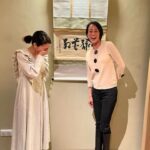 Ko Shibasaki Instagram - 夢のようなひととき Parisの『茶懐石 秋吉』に初訪問しました。 お店に入ってすぐ、佇まいをすっと直したくなるような雰囲気に包まれ、不思議と心の充足を感じました。 神聖な場所へ足を踏み入れたような感覚。 (…お料理の写真は許可をとり撮らせていただけたので、また別でご紹介します。) 茶懐石にParisで出逢えるなんて！と驚きと感動に包まれていましたら、 なにやら一層輝くオーラを解き放つ方々が同空間にいらっしゃる… パリ在住の中村江里子さんとCharles-Edouard Barthes(シャルル・エドゥアール・バルト)ご夫妻でした。 お店を出る前に勇気を出して挨拶してみよう！とお声かけさせてもらいましたら、 とてもとても気さくにお話ししてくださり、さいごにはみんなで記念写真を撮ろうということにまでなり、ご覧のとおり笑顔咲くひとときとなりました。 …みなさんの気さくさが楽しくて嬉しくて、私は笑みが止まらなくなってしまいました。 Parisに来てそろそろと日が経ち、すべきことへ集中する日々の中。 このようなご縁に触れ、本当に嬉しかったです。 素晴らしい茶懐石と、 素晴らしい一期一会。 ありがとうございます。 また改めて、詳しくblogに綴りたいと思います。 Like a dream 💭 It’s my first visit to CHAKAISEKI AKIYOSHI in Paris. It’s like a sacret space. We had a great time as you see😌 It’s not coincidence. #懐石料理 #Kaiseki #cuisine #至福の時 #koinparis #茶懐石秋吉 #パリ滞在 #旅するように暮らす #暮らすように旅する
