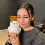 Ko Shibasaki Instagram - TBS『THE TIME』インタビューありがとうございました🪷 シマエナガちゃんと🦉 #時差投稿 #シマエナガ #丁寧なインタビューだった #ARIGATO