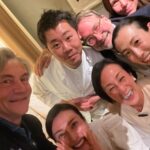 Ko Shibasaki Instagram - 夢のようなひととき Parisの『茶懐石 秋吉』に初訪問しました。 お店に入ってすぐ、佇まいをすっと直したくなるような雰囲気に包まれ、不思議と心の充足を感じました。 神聖な場所へ足を踏み入れたような感覚。 (…お料理の写真は許可をとり撮らせていただけたので、また別でご紹介します。) 茶懐石にParisで出逢えるなんて！と驚きと感動に包まれていましたら、 なにやら一層輝くオーラを解き放つ方々が同空間にいらっしゃる… パリ在住の中村江里子さんとCharles-Edouard Barthes(シャルル・エドゥアール・バルト)ご夫妻でした。 お店を出る前に勇気を出して挨拶してみよう！とお声かけさせてもらいましたら、 とてもとても気さくにお話ししてくださり、さいごにはみんなで記念写真を撮ろうということにまでなり、ご覧のとおり笑顔咲くひとときとなりました。 …みなさんの気さくさが楽しくて嬉しくて、私は笑みが止まらなくなってしまいました。 Parisに来てそろそろと日が経ち、すべきことへ集中する日々の中。 このようなご縁に触れ、本当に嬉しかったです。 素晴らしい茶懐石と、 素晴らしい一期一会。 ありがとうございます。 また改めて、詳しくblogに綴りたいと思います。 Like a dream 💭 It’s my first visit to CHAKAISEKI AKIYOSHI in Paris. It’s like a sacret space. We had a great time as you see😌 It’s not coincidence. #懐石料理 #Kaiseki #cuisine #至福の時 #koinparis #茶懐石秋吉 #パリ滞在 #旅するように暮らす #暮らすように旅する