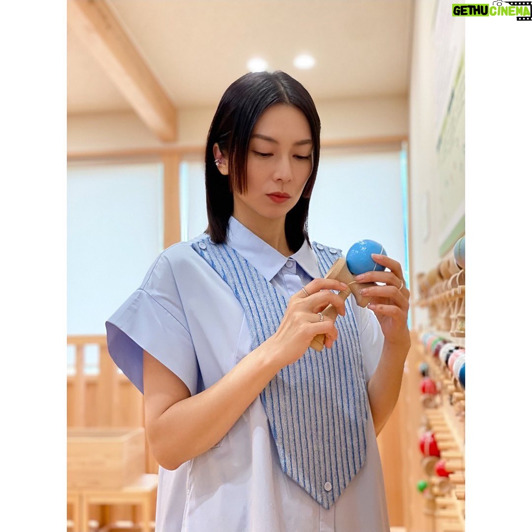 Ko Shibasaki Instagram - 「Discover Japan」の取材で東京の多摩エリアへ行ってきました。 都心からおよそ90分というアクセスとは信じられない程に広がる、深く美しい自然🌲🌳🍃 木のぬくもりを素手で、 時には足で感じ。 川のせせらぎを聴きながら絶景を堪能。 喧噪という言葉からかけ離れた空間でいただける、こだわり抜いた美味しいビール。 奥多摩。プライベートでも以前訪れたことはあるけれど、ますます深掘りしたい場所リスト入りに📝 詳細は9月6日発売のDiscover Japan10月号をご覧ください。 #DiscoverJapan #多摩エリア #奥多摩