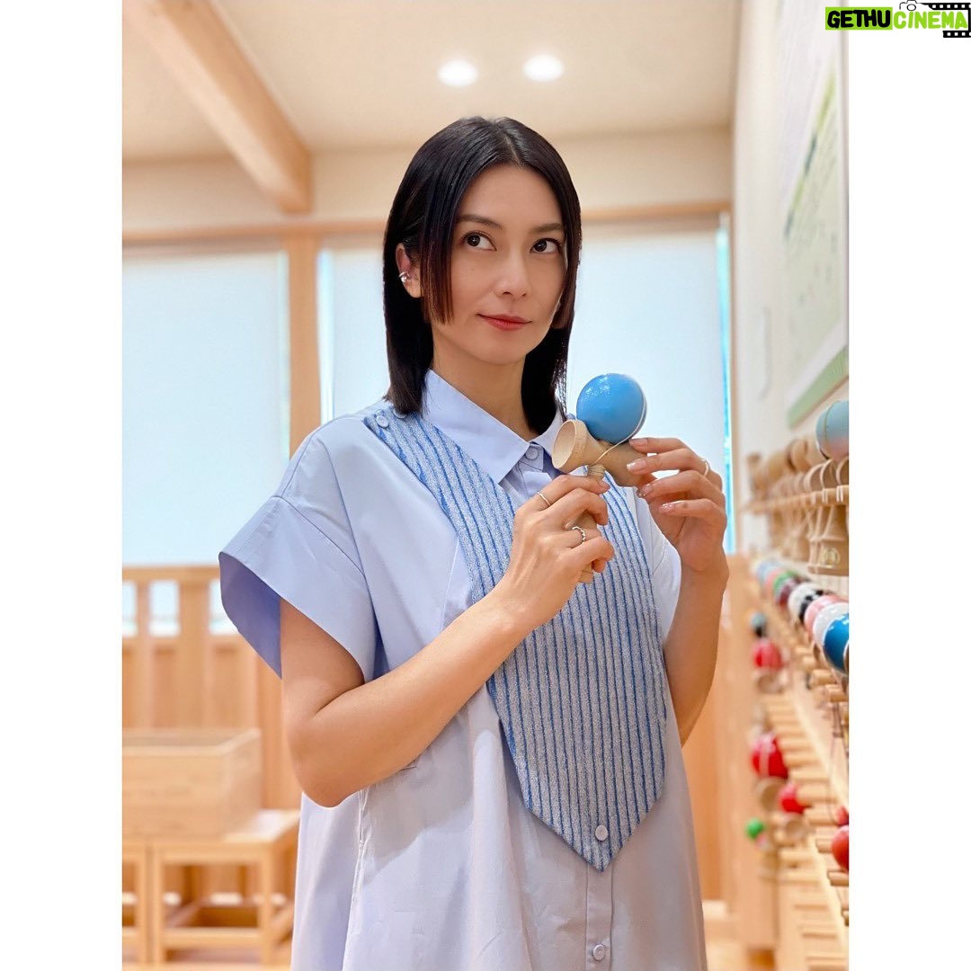 Ko Shibasaki Instagram - 「Discover Japan」の取材で東京の多摩エリアへ行ってきました。 都心からおよそ90分というアクセスとは信じられない程に広がる、深く美しい自然🌲🌳🍃 木のぬくもりを素手で、 時には足で感じ。 川のせせらぎを聴きながら絶景を堪能。 喧噪という言葉からかけ離れた空間でいただける、こだわり抜いた美味しいビール。 奥多摩。プライベートでも以前訪れたことはあるけれど、ますます深掘りしたい場所リスト入りに📝 詳細は9月6日発売のDiscover Japan10月号をご覧ください。 #DiscoverJapan #多摩エリア #奥多摩
