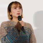 Ko Shibasaki Instagram - いよいよ年の瀬。 各地で大雪。 北海道もだいぶ雪が積もってるだろうなぁ。 こちらの写真は、11月末に訪れた映画「Dr.コトー診療所」のイベントin 北海道札幌医科大学。 学生さんの前で、中江功監督、吉岡秀隆さんと共にトークセッションに参加致しました。 僻地医療のこと、患者さんに寄り添うことの大切さ。 自分が歳を重ねれば重ねるほど、医療や生活にまつわる環境のことを切実に考えるようになりますね。 #師走の振り返り #師走を駆け抜ける #そろそろ北海道で癒されたい #雪ごもり #札幌医科大学 #北海道にユーがいる #ドクターコトー診療所 #年末年始 #映画鑑賞 #メリークリスマス🎄