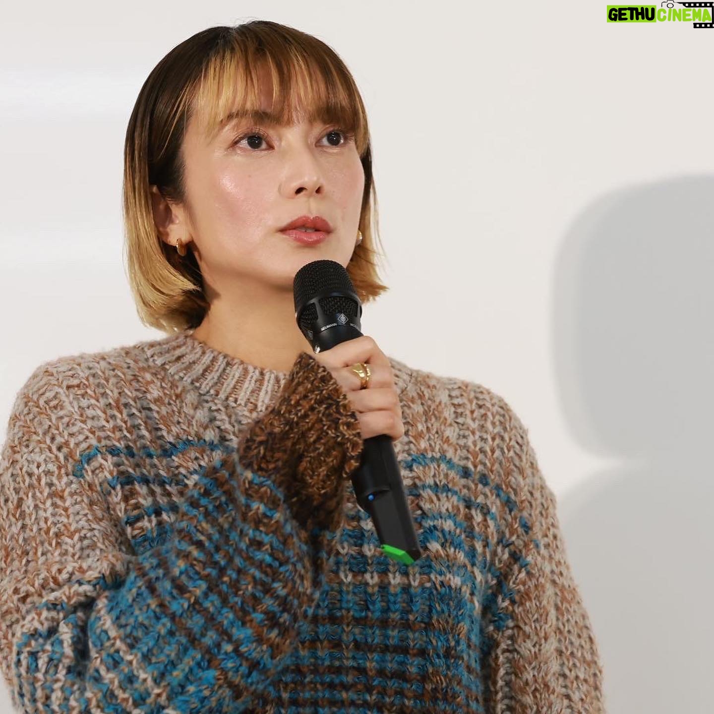 Ko Shibasaki Instagram - いよいよ年の瀬。 各地で大雪。 北海道もだいぶ雪が積もってるだろうなぁ。 こちらの写真は、11月末に訪れた映画「Dr.コトー診療所」のイベントin 北海道札幌医科大学。 学生さんの前で、中江功監督、吉岡秀隆さんと共にトークセッションに参加致しました。 僻地医療のこと、患者さんに寄り添うことの大切さ。 自分が歳を重ねれば重ねるほど、医療や生活にまつわる環境のことを切実に考えるようになりますね。 #師走の振り返り #師走を駆け抜ける #そろそろ北海道で癒されたい #雪ごもり #札幌医科大学 #北海道にユーがいる #ドクターコトー診療所 #年末年始 #映画鑑賞 #メリークリスマス🎄