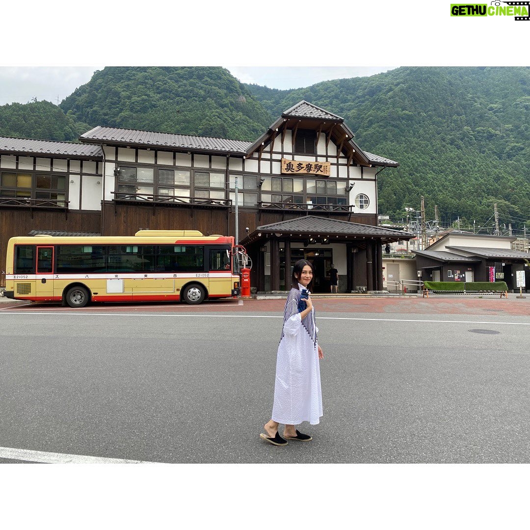 Ko Shibasaki Instagram - 「Discover Japan」の取材で東京の多摩エリアへ行ってきました。 都心からおよそ90分というアクセスとは信じられない程に広がる、深く美しい自然🌲🌳🍃 木のぬくもりを素手で、 時には足で感じ。 川のせせらぎを聴きながら絶景を堪能。 喧噪という言葉からかけ離れた空間でいただける、こだわり抜いた美味しいビール。 奥多摩。プライベートでも以前訪れたことはあるけれど、ますます深掘りしたい場所リスト入りに📝 詳細は9月6日発売のDiscover Japan10月号をご覧ください。 #DiscoverJapan #多摩エリア #奥多摩