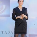 Ko Shibasaki Instagram - ブランド創業70周年を迎えるTASAKIのイベントに参加致しました💎 70周年を冠して作られた7連パール×ダイヤモンドのジュエリーは、パールの優美さや品格とともに直線的なエッジが効いていて、INDIPENDENT WOMANを彷彿とさせます。 私も、品格としなやかさそして自分らしさを持ち合わせた人でありたい💍 また会場にはTASAKIのジュエリーモチーフを取り入れたスニーカーやアイウェアなどとともに日本発ブランドとのコラボレーション商品も展示されています⛓️ TASAKI70周年アニバーサリーエキシビション「FLOATING SHELL(フローティング シェル)」 2024年4月26日(金)から5月12日(日)まで開催🌱 #TASAKI #pr #supportedbytasaki #indipendntwoman #jewelry