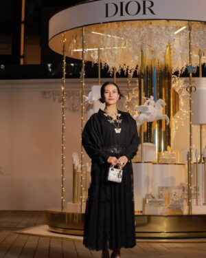 Ko Shibasaki Instagram - 🎄ホリデーシーズン🎄
六本木ヒルズアリーナに12/1から期間限定オープン✨

クリスチャン・ディオールが愛した、パリのチュイルリーガーデンをテーマにした「GARDEN OF DREAMS -ガーデン オブ ドリームズ-」🌹

素敵空間過ぎて、良い香りまでして、終始ときめいてしまった🥹💖 J'aime cela😻

#DREAMINDIOR
#DIORHOLIDAYS
#SupportedByDior
#ガーデンオブドリームズ
#ディオールファインジュエリー