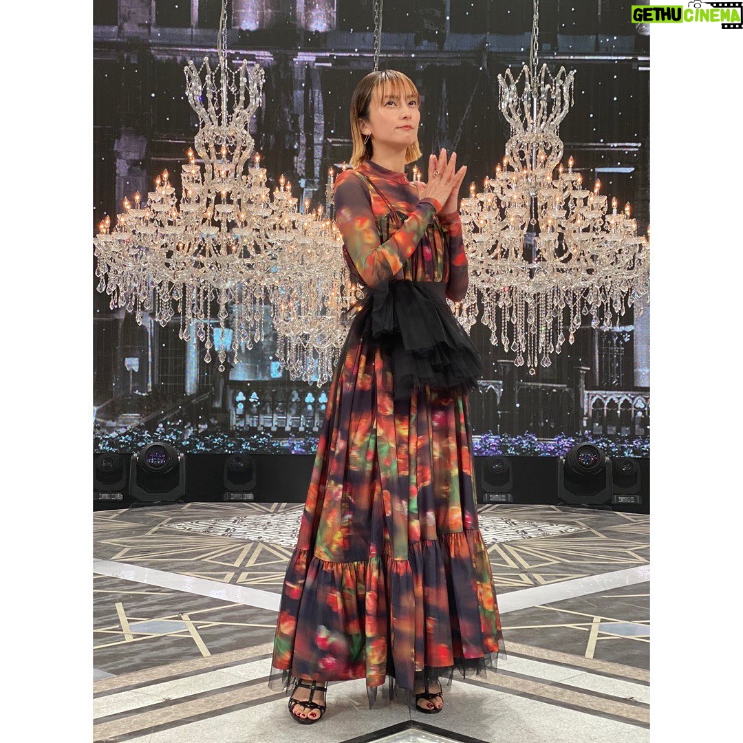 Ko Shibasaki Instagram - 師走の振り返り② 12月7日放送のフジテレビ『2022 FNS歌謡祭』第一夜にKOH でも出演し、 『最愛』『ヒトツボシ』を歌唱🎤 長く愛されている『最愛』という曲。 私も福山さんもそれぞれ大切に歌ってきた曲。 時を経て、それぞれの最愛がデュエットバージョンとして1曲になり歌えたことが感慨深かったです。 プロデューサーとしての福山雅治さんは素晴らしい包容力で、毎回KOH のときは落ち着いて歌うことができます。 今年はまた歌とお芝居で関わることができました。ありがとうございました。 #師走の振り返り #師走を駆け抜ける #あクリスマスイブ