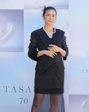 Ko Shibasaki Instagram - ブランド創業70周年を迎えるTASAKIのイベントに参加致しました💎

70周年を冠して作られた7連パール×ダイヤモンドのジュエリーは、パールの優美さや品格とともに直線的なエッジが効いていて、INDIPENDENT WOMANを彷彿とさせます。

私も、品格としなやかさそして自分らしさを持ち合わせた人でありたい💍

また会場にはTASAKIのジュエリーモチーフを取り入れたスニーカーやアイウェアなどとともに日本発ブランドとのコラボレーション商品も展示されています⛓️

TASAKI70周年アニバーサリーエキシビション「FLOATING SHELL(フローティング シェル)」
2024年4月26日(金)から5月12日(日)まで開催🌱

#TASAKI
#pr
#supportedbytasaki
#indipendntwoman 
#jewelry