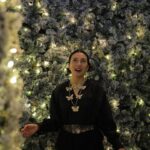 Ko Shibasaki Instagram - 🎄ホリデーシーズン🎄 六本木ヒルズアリーナに12/1から期間限定オープン✨ クリスチャン・ディオールが愛した、パリのチュイルリーガーデンをテーマにした「GARDEN OF DREAMS -ガーデン オブ ドリームズ-」🌹 素敵空間過ぎて、良い香りまでして、終始ときめいてしまった🥹💖 J'aime cela😻 #DREAMINDIOR #DIORHOLIDAYS #SupportedByDior #ガーデンオブドリームズ #ディオールファインジュエリー