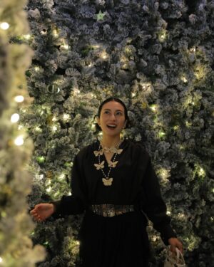 Ko Shibasaki Instagram - 🎄ホリデーシーズン🎄
六本木ヒルズアリーナに12/1から期間限定オープン✨

クリスチャン・ディオールが愛した、パリのチュイルリーガーデンをテーマにした「GARDEN OF DREAMS -ガーデン オブ ドリームズ-」🌹

素敵空間過ぎて、良い香りまでして、終始ときめいてしまった🥹💖 J'aime cela😻

#DREAMINDIOR
#DIORHOLIDAYS
#SupportedByDior
#ガーデンオブドリームズ
#ディオールファインジュエリー