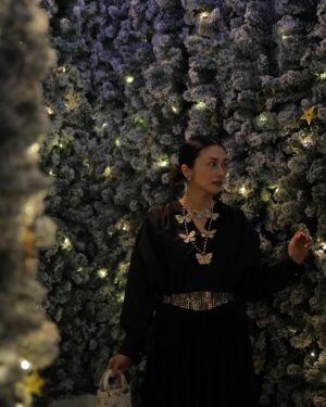 Ko Shibasaki Instagram - 🎄ホリデーシーズン🎄
六本木ヒルズアリーナに12/1から期間限定オープン✨

クリスチャン・ディオールが愛した、パリのチュイルリーガーデンをテーマにした「GARDEN OF DREAMS -ガーデン オブ ドリームズ-」🌹

素敵空間過ぎて、良い香りまでして、終始ときめいてしまった🥹💖 J'aime cela😻

#DREAMINDIOR
#DIORHOLIDAYS
#SupportedByDior
#ガーデンオブドリームズ
#ディオールファインジュエリー