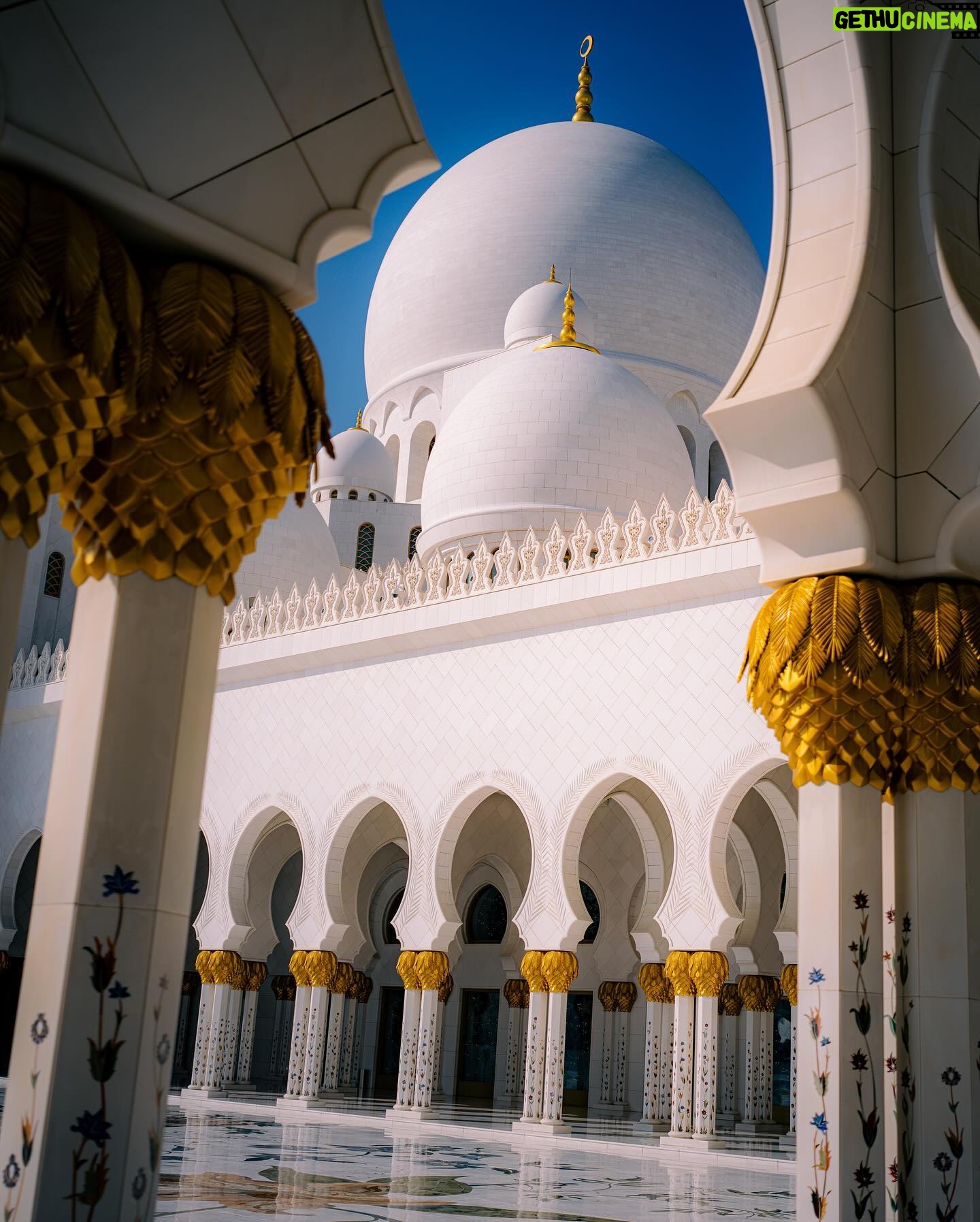 Kode Abdo Instagram - The Sheikh Zayed Grand Mosque has been on our bucket list for a long time, and finally visiting it was an experience beyond our expectations. No photo can capture the beauty of this architectural masterpiece, and every intricate detail and every angle tells a unique story. Thanks to @visitabudhabi generosity, we were able to witness this stunning holy site. We can't wait to return for another viewing in the near future. #inabudhabi🇦🇪