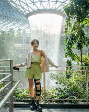 Koe Yeet Instagram - As a frequent traveler accustomed to life on the go, I’ve learned to savor those extra moments when I can extend my stay in Singapore just a bit longer before embarking on my next adventure. ✈️  There’s something magical about turning a layover into a mini vacation. ✨🏖️

Trust me, it’s worth it. ☺️
 From exploring Singapore Aquarium, posing with the iconic Merlion statue or even checking out the HSBC Rain Vortex and Canopy Park at Jewel Changi Airport, the city offers a multitude of adventures. 🥰

With everything just a stone’s throw away, seizing the opportunity to explore Singapore during your transit is a no-brainer.  
Don’t miss out on the chance to add a splash of excitement to your vacation! 💁🏻‍♀️

Visit 🔗 https://hbth.singaporeair.com/ for more details!

@visit_singapore @singaporeair @changiairport @jewelchangiairport

#VisitSingapore #PassionMadePossible #MadeInSingapore #FlySQ #SingaporeAir #ChangiAirport  #JewelChangiAirport