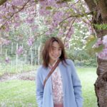Koe Yeet Instagram - Wore the flowers on my sweater today 🌸 Ps, last photo is a reality check at the park 🥹 it was filled with ppl, almost impossible to take a photo without someone in the background