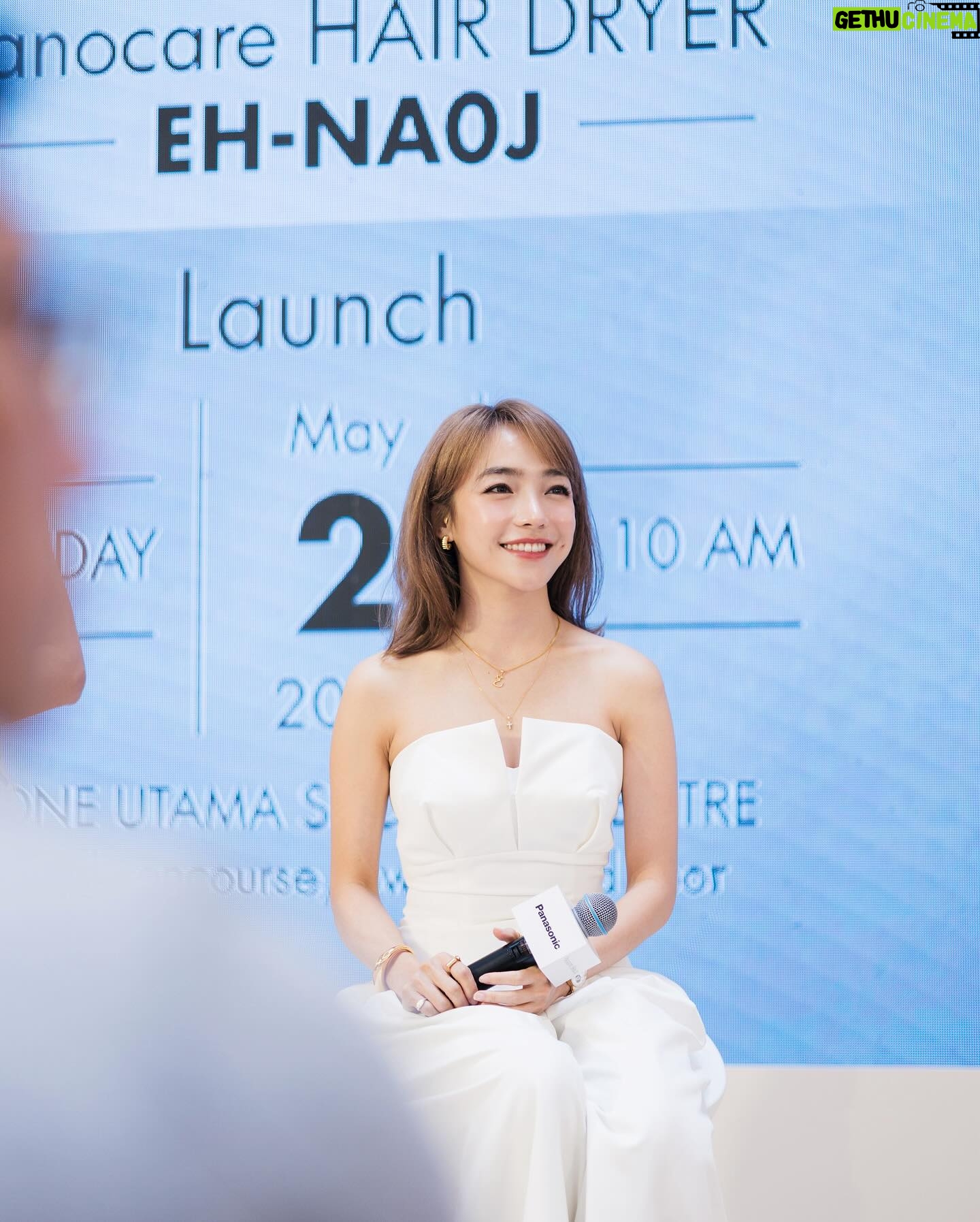 Koe Yeet Instagram - Do u remember the hair dryer I was raving about? π«Άπ» Shared my 4-month journey with the Panasonic nanocare hairdryer EH-NAOJ: π― Tried & verified! β
The nanoe MOISTURE technology works wonders, delivering 18x more moisture to my hair, keeping it smooth & shiny even after x3 double bleaches since Jan π¦ Okay, donβt just take my word for it β visit @panasonicbeautymalaysia roadshow at One Utama Oval Concourse till 5/5 and experience it for yourself βοΈπ€ #NA0J #nanocare #nanoe #PanasonicnanocareHairDryer #PanasonicBeautyMalaysia #PanasonicMalaysia
