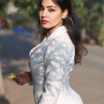 Komal Jha Instagram - 🇮🇱🙏🏻🇵🇸 The first casuality in any War is - The Truth !!!! Truth Died. First one to die was - TRUTH. PLEASE 🙏🏻 DO NOT Believe in what media is showing you. They are being paid for it. It's an information warfare!!! Both countries have little kids and 85% people in both Israel 🇮🇱 and Palestine 🇵🇸 are NOT fighting. PLEASE 🙏🏻 understand 15 % people of both countries are PAID by someone "else" just to create chaos and havoc to distract WE ALL , THE WHOLE WORLD 🌎 ; DISTRACT US FROM SOMETHING BIGGER THEY ARE DOING ELSEWHERE 🪬👣💀💸👽👾 🙏🏻 PLEASE DON'T BLAME . EVIL IS PLAYING THIS GAME.